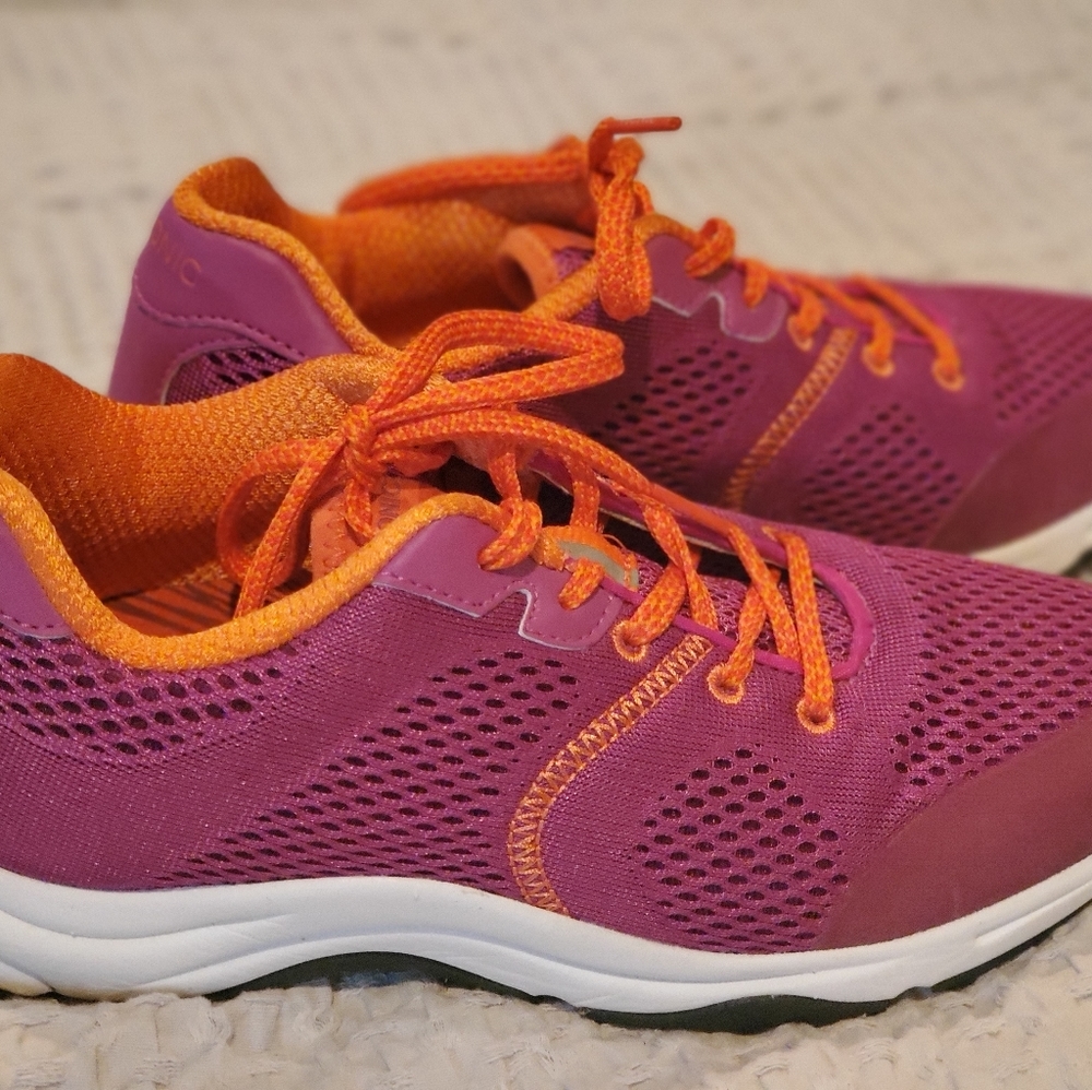 Vionic Action Emerald Berry Lace Up